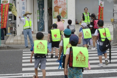横断歩道を渡る子供たち