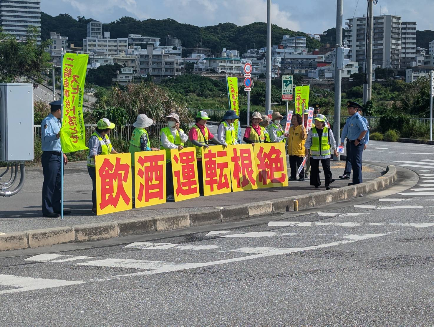 キャラバン隊が飲酒運転根絶のコースターを配布
